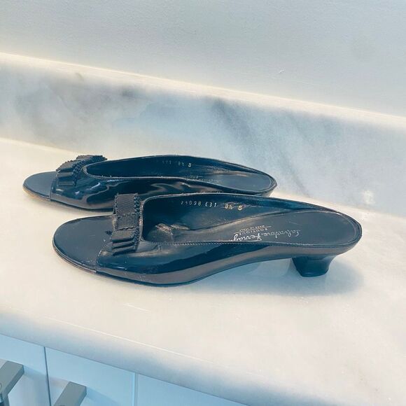 Salvatore Ferragamo Patent Leather Open Toe Kitten Heel Mule Sandal Black Sz 8.5 - Picture 2 of 8